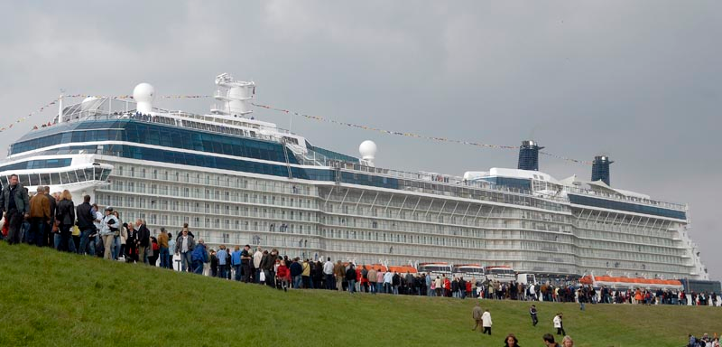 Illustration for article titled World's Largest Cruise Ship Probably Leaves Tsunamis in Its Wake